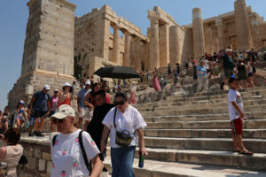 Η έκρηξη στη Μαγιόρκα και η τουριστική εισβολή στην Αθήνα