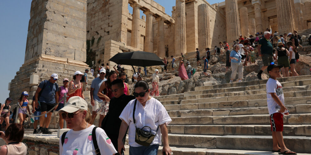 Η έκρηξη στη Μαγιόρκα και η τουριστική εισβολή στην Αθήνα