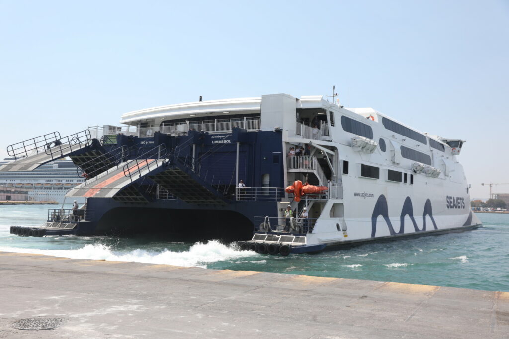 Αναχωρούν οι τελευταίοι αδειούχοι του Αυγούστου: Αυξημένη κίνηση σε Πειραιά, Ραφήνα και Λαύριο