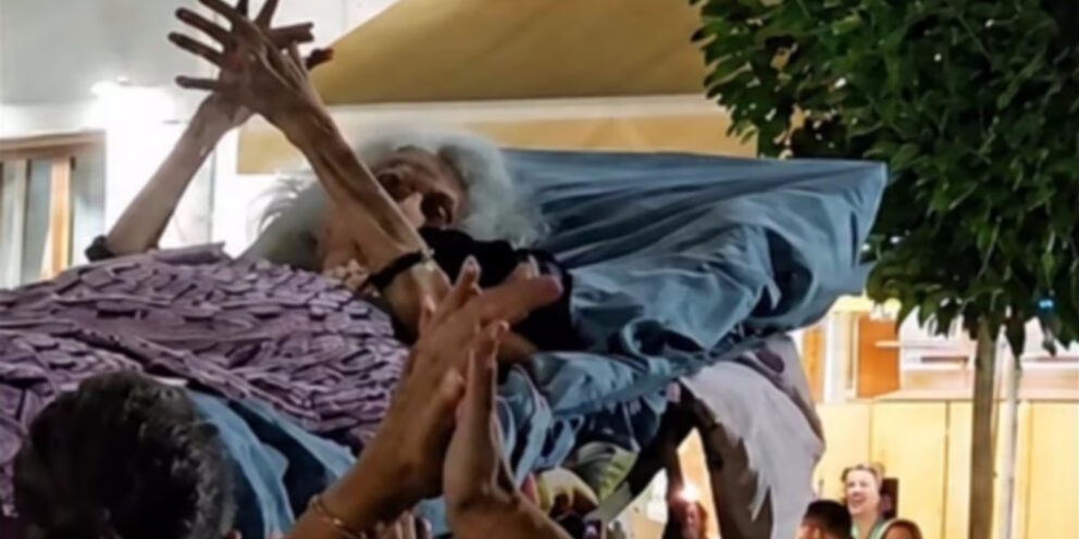 Ποια είναι η γυναίκα που πήγε με ξαπλώστρα σε πανηγύρι στην Κρήτη