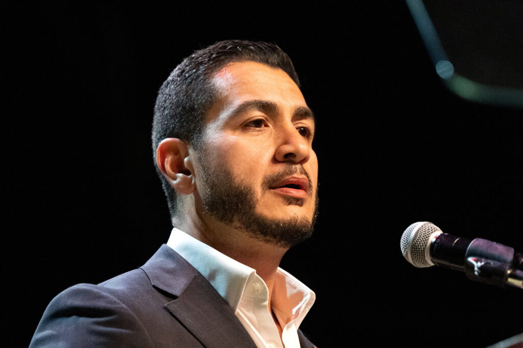 Ανατροπή στους Δημοκρατικούς: Ο Αμπντούλ Ελ Σαγέντ κερδίζει στο Μίσιγκαν αλλάζοντας ισορροπίες ενόψει ενδιάμεσων εκλογών