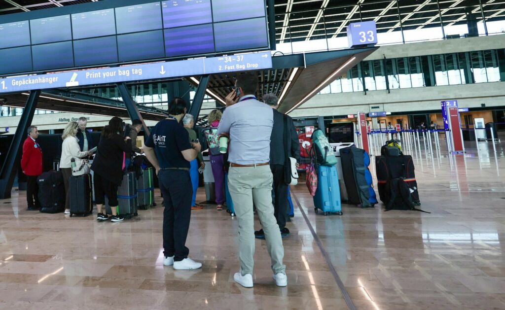 Χάος στα αεροδρόμια: Ουρές από τους νέους ελέγχους της ΕΕ – Τι συμβαίνει στην Αθήνα