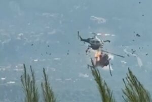 Σύγκρουση και πτώση δύο ελικοπτέρων που επιχειρούσαν στη φωτιά της Ψάθας – Δύο νεκροί, ένας Έλληνας και ένας Δανός