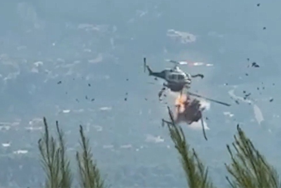 Σύγκρουση και πτώση δύο ελικοπτέρων που επιχειρούσαν στη φωτιά της Ψάθας – Σώο το ένα πλήρωμα, φόβοι για το δεύτερο