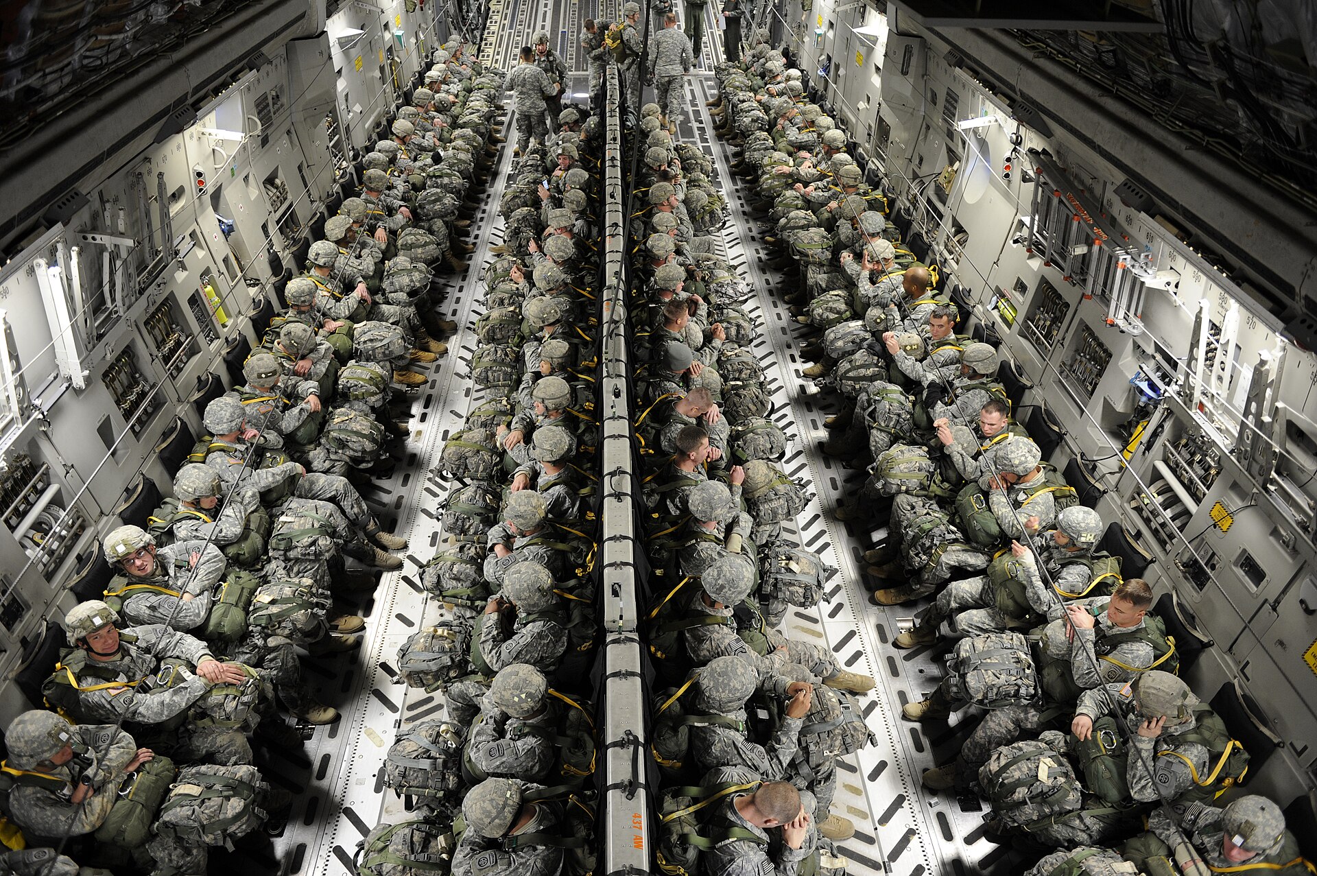 Το εσωτερικό του C-17 με 134 στρατιώτες