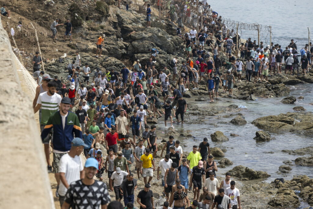 Θέουτα: Τρεις ημέρες, 60.000 παράνομες διελεύσεις, 67 νεκροί και μια Ευρώπη που δεν βρήκε κοινή φωνή