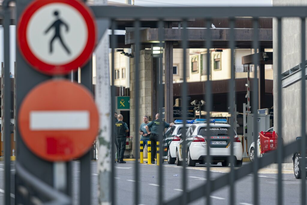 Μεταναστευτική βόμβα στη Θέουτα: Ο Σάντσεθ καταγγέλει κυκλώματα διακινητών, 57 νεκροί στην “εισβολή” 60 χιλ. ανθρώπων