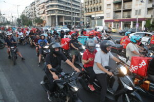 Πλατφόρμες – ντελίβερι: Πώς τα μπλοκάκια θα γίνουν μισθολόγια, φρένο στην κατάχρηση ΑΙ – Το νομοσχέδιο