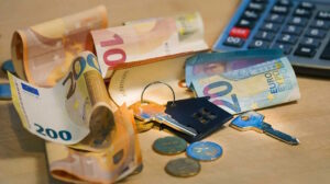 Έκτακτο επίδομα 300 ευρώ: Το εισοδηματικό κριτήριο που βάζει κόφτη στο βοήθημα