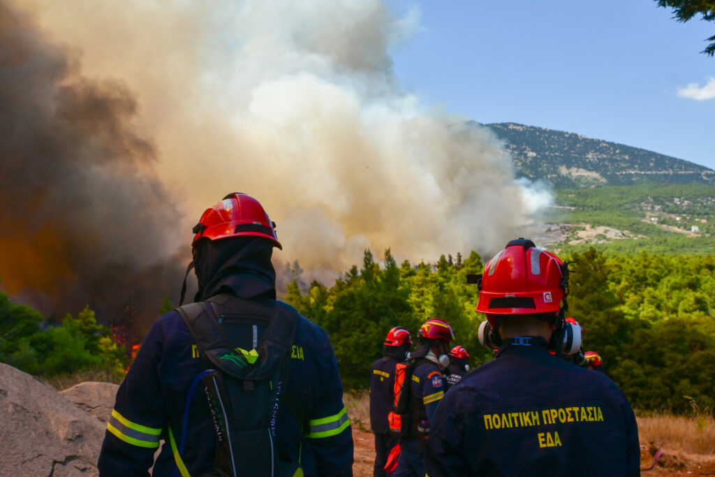 Συνεχίζεται η μάχη με τη φωτιά στη Δυτική Αττική: Αναζωπυρώσεις σε Κανδήλι και Αγία Σκέπη