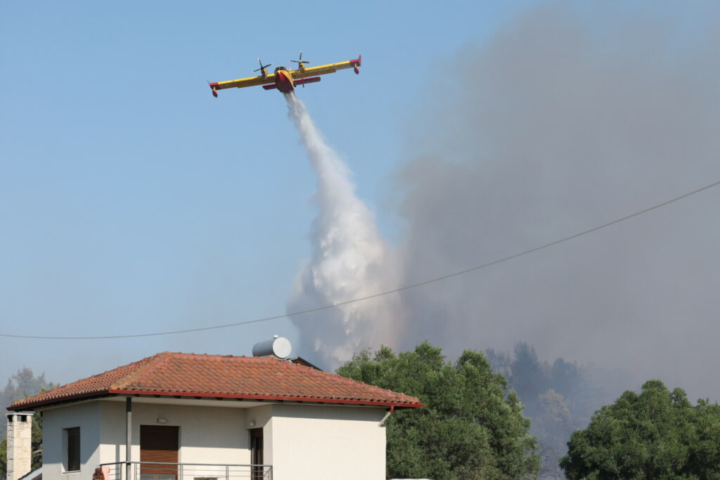 Ανεξέλεγκτη η φωτά στη Χαλκιδική, καίγονται τα πρώτα σπίτια