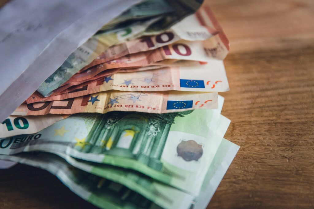 Οι Ευρωπαίοι φοβούνται και στοκάρουν χρήματα – Πόσα “φυλάνε” για ώρα ανάγκης