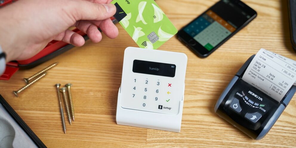 Νέα απάτη με ανέπαφες συναλλαγές σε POS – Πώς ζωντανεύουν παλιές σας κάρτες