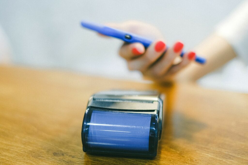 Νέα απάτη με ανέπαφες συναλλαγές σε POS – Πώς ζωντανεύουν παλιές σας κάρτες