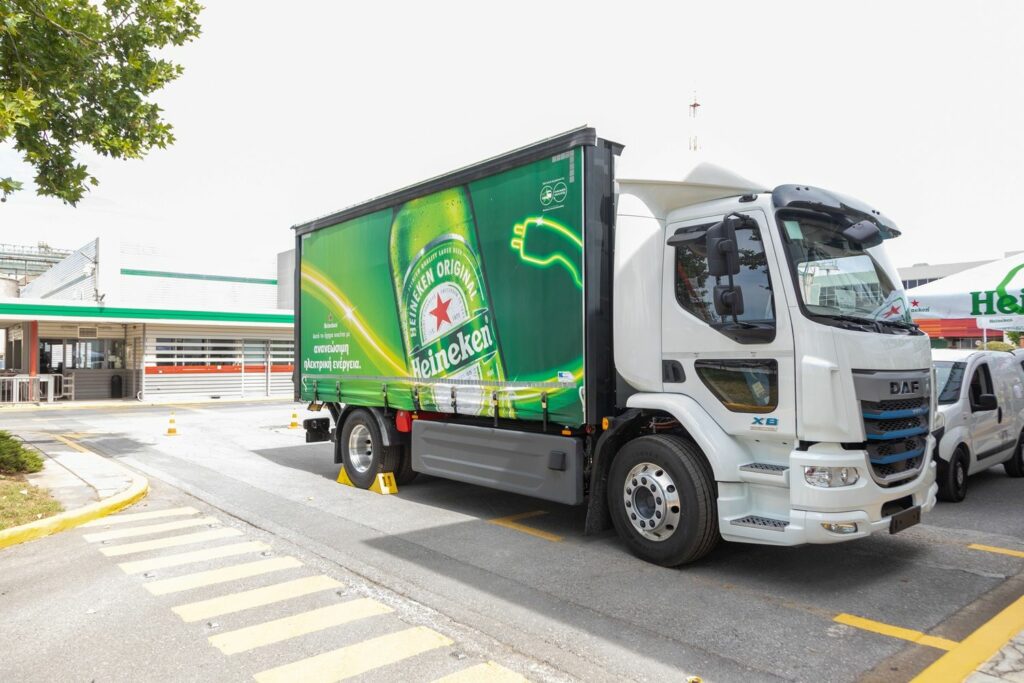 Kinsen: Νέο ηλεκτρικό DAF XB εντάσσεται στον στόλο της Αθηναϊκής Ζυθοποιίας