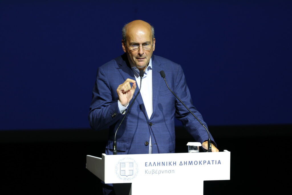 Χατζηδάκης: 5,3 δισ. για στέγαση, περιβάλλον και μεταφορές – “Δεν έτυχε, πέτυχε”