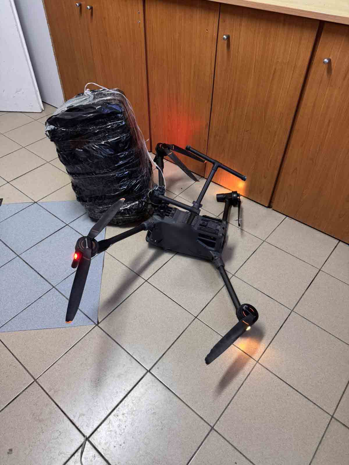 Το drone δεξιά και το δέμα με τον ηλεκτρονικό εξοπλισμό που μετέφερε