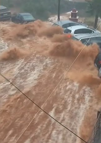 Πλημμύρες στη Μάνη: Εικόνες χάους μετά την ισχυρή νεροποντή [Βίντεο]