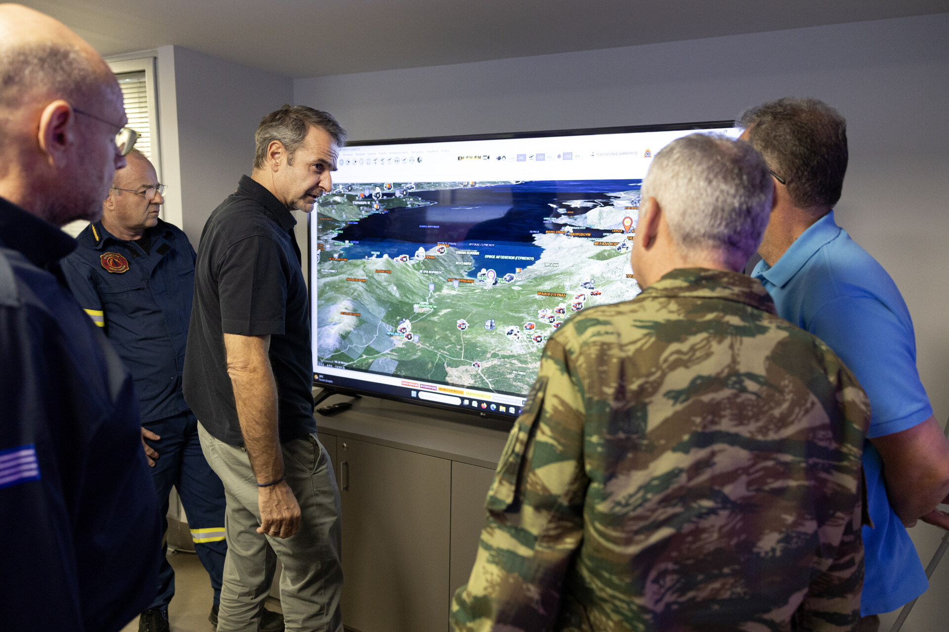 Ο Πρωθυπουργός Κυριάκος Μητσοτάκης στο Συντονιστικό Κέντρο Επιχείρησης και Διαχείρισης Κρίσεων της Πολιτικής Προστασίας© InTime
