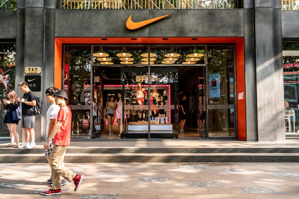 Η Κίνα γυρίζει την πλάτη στα αμερικανικά brands: Nike, Starbucks και GM χάνουν έδαφος
