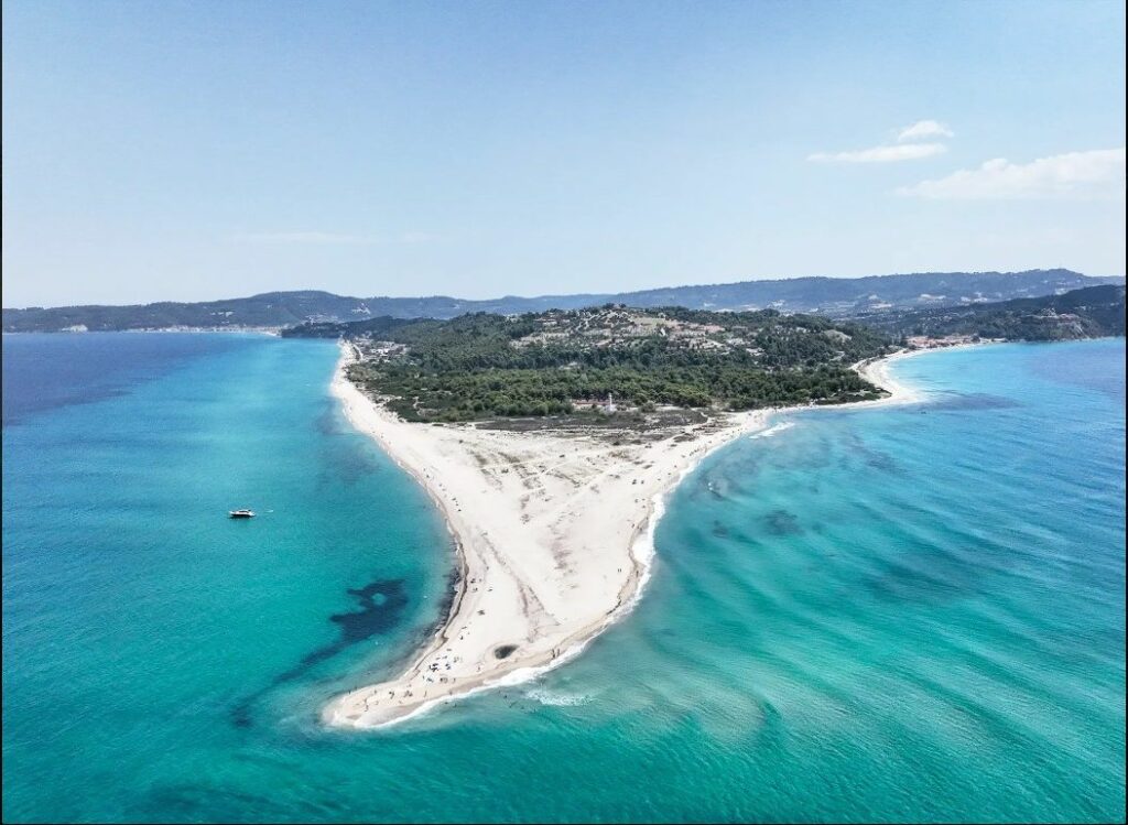 Στους κρυφούς παραδείσους της Ευρώπης μία παραλία της Χαλκιδικής