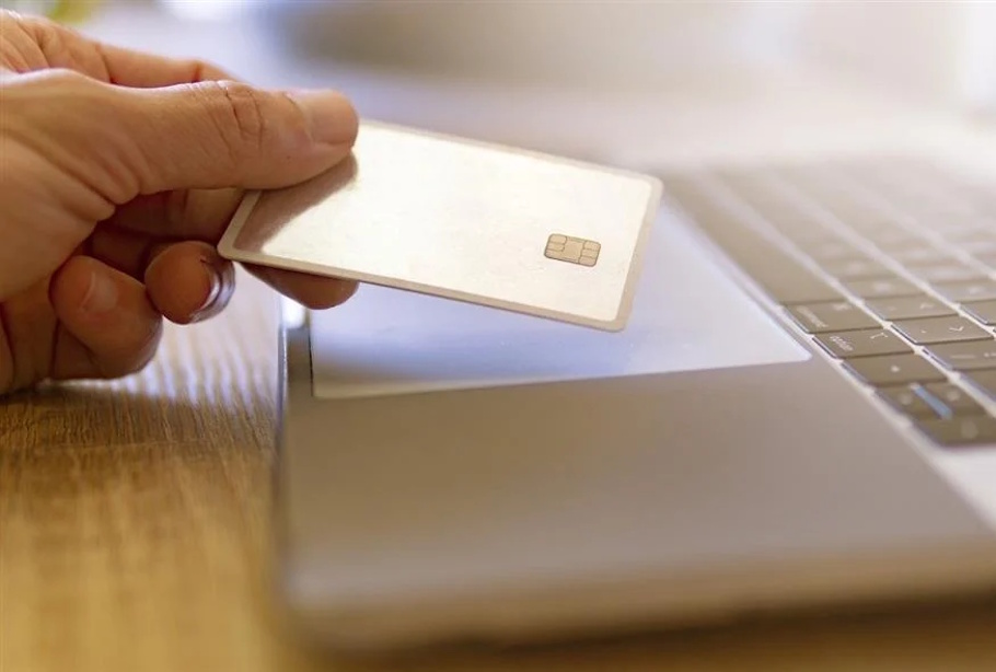Γιατί κάποιοι τυλίγουν τις τραπεζικές τους κάρτες σε αλουμινόχαρτο – Τι προσπαθούν να αποτρέψουν