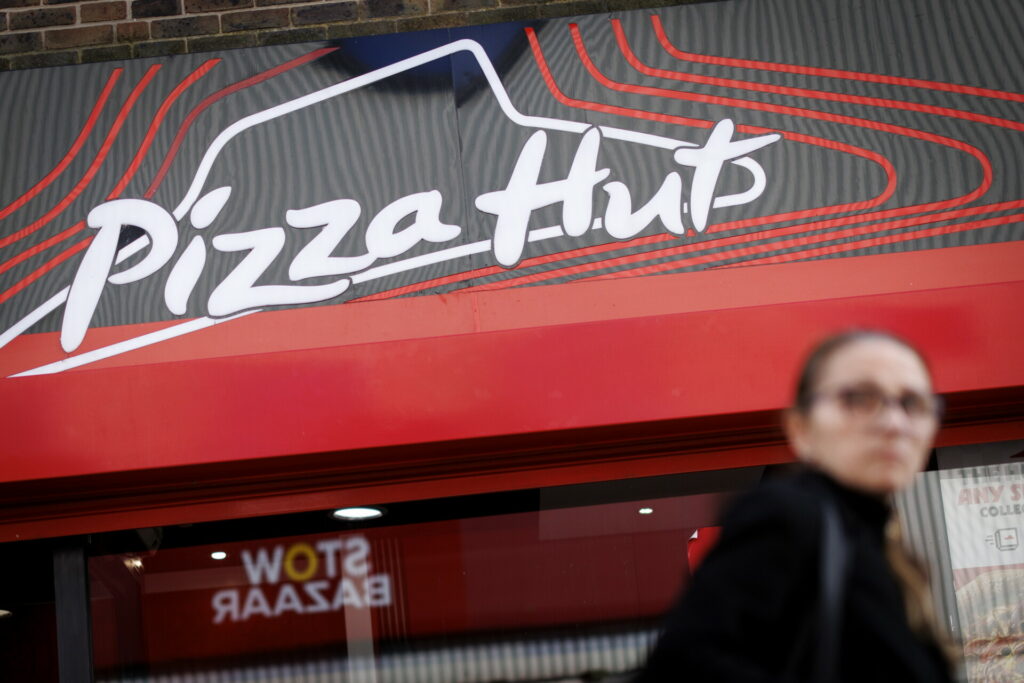 Αλλάζει χέρια η Pizza Hut: Πώς οδηγήθηκε στην πώληση έναντι 2,7 δισ. δολαρίων