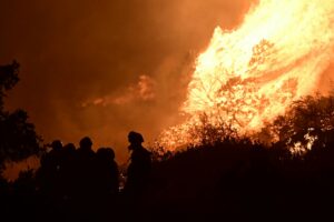 Πύρινος εφιάλτης στο Πόρτο Γερμενό: Μαίνονται τα μέτωπα, απεγκλωβισμοί από τις παραλίες