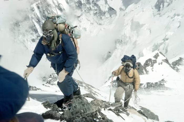 Το 1953, οι Sir Edmund Hillary και Tenzing Norgay έφτασαν στην κορυφή του Έβερεστ έχοντας μαζί τους ρολόγια Rolex Oyster Perpetual © Rolex