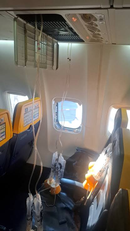 To σπασμένο παράθυρο του B737 της Ryanair