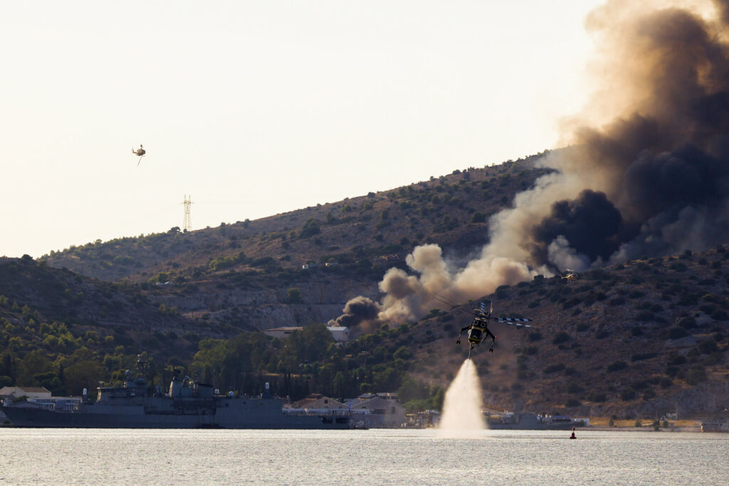 Ολονύχτια μάχη με τις φλόγες σε Βοιωτία και Σαλαμίνα