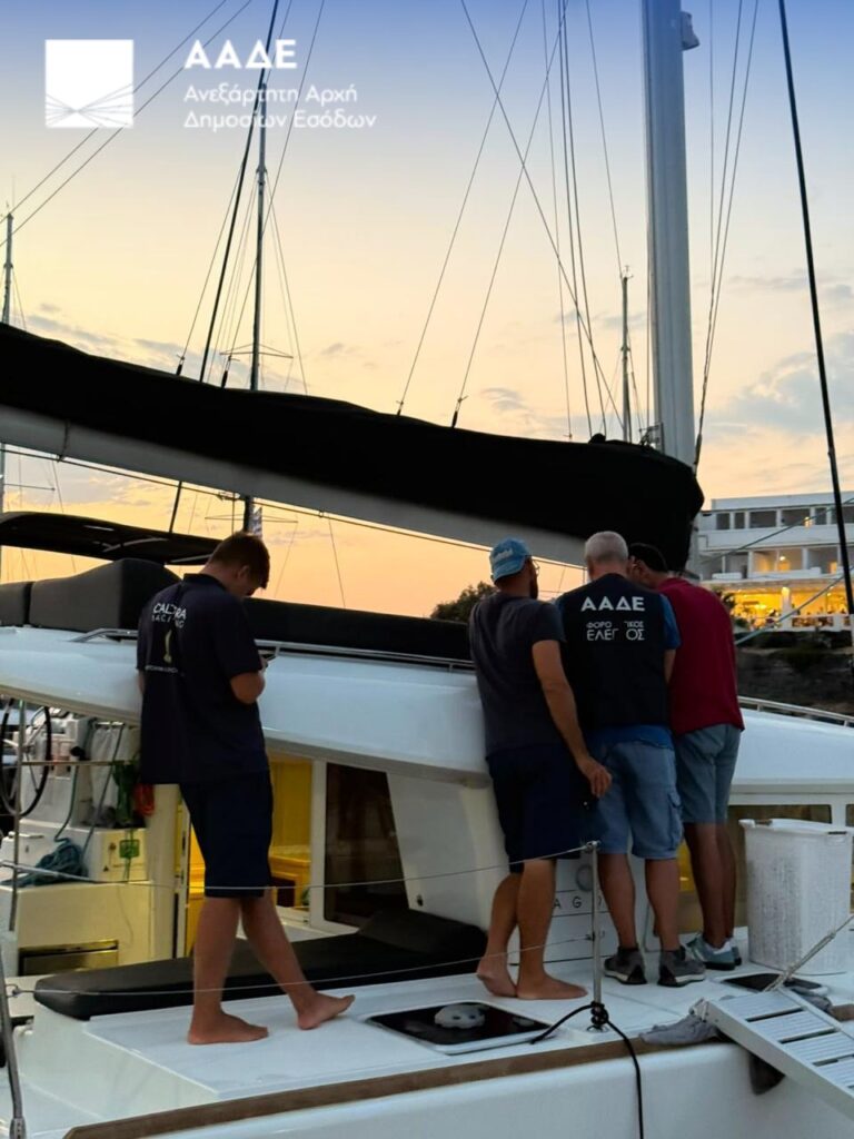 ΑΑΔΕ: Φοροδιαφεύγει 1 στα 2 τουριστικά σκάφη της Σαντορίνης