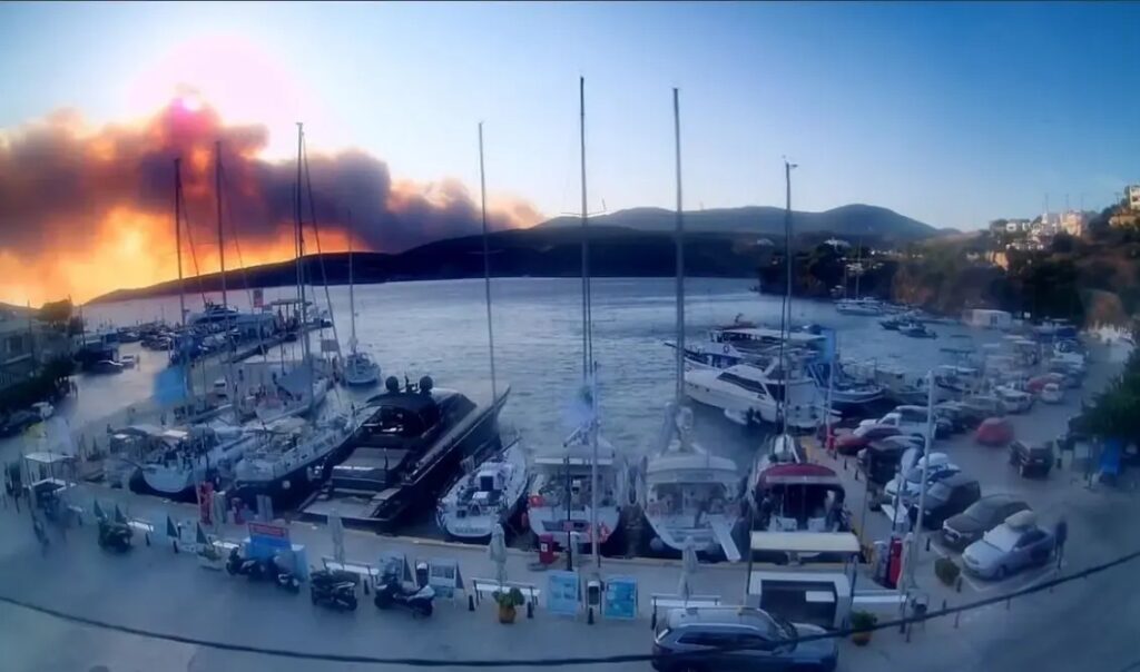 Πύρινο μέτωπο στη Σκύρο: Δεύτερη δύσκολη μέρα στη μάχη με τις φλόγες, πνέουν ισχυροί άνεμοι
