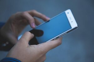 Smartphones: Ακριβότερα, λιγότερα και για περισσότερο χρόνο – Η μεγάλη ανατροπή