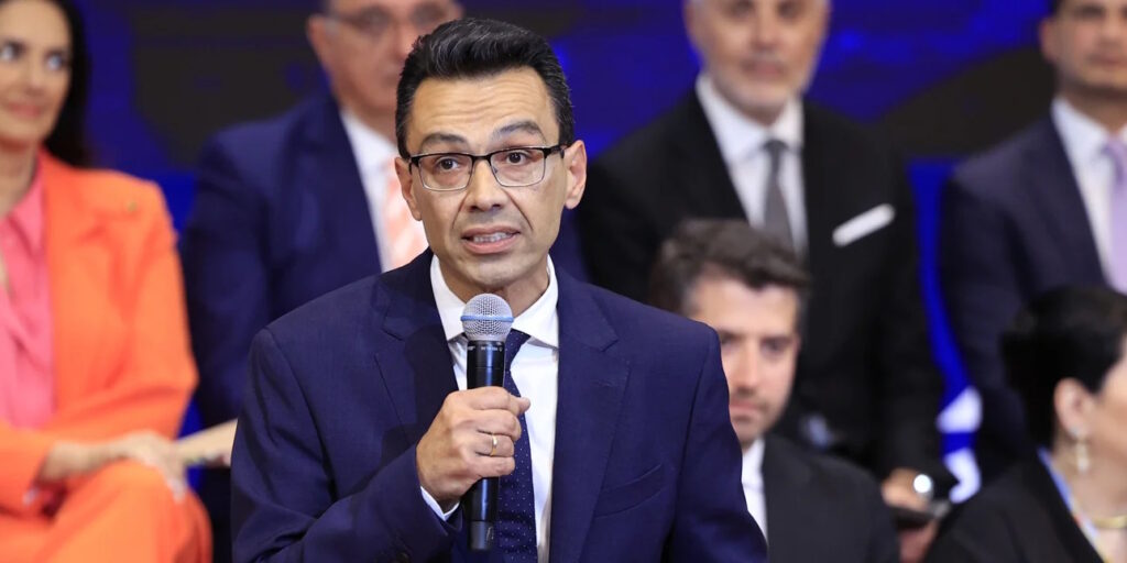 Ο Σωτήρης Σέρμπος υπέβαλε την παραίτησή του από σύμβουλος του Μητσοτάκη