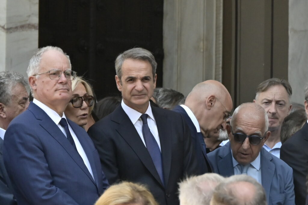 Tελευταίο αντίο στον Γ. Βαρβιτσιώτη: “Φτιαγμένος από μέταλλο μιας άλλης εποχής”, είπε ο Mητσοτάκης