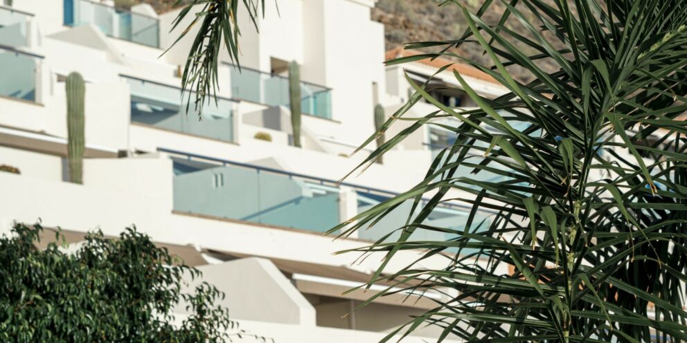 Μπαράζ αγορών πολυτελών ακινήτων σε Αθηναϊκή Ριβιέρα και νησιά από φορολογικούς μετανάστες