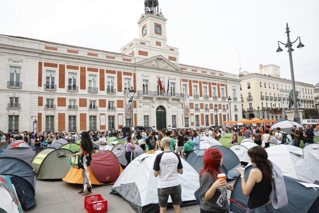 Νέες αντικυβερνητικές διαδηλώσεις στη Μαδρίτη για τη στεγαστική κρίση, ώρα αποφάσεων για τον Σάντσεθ