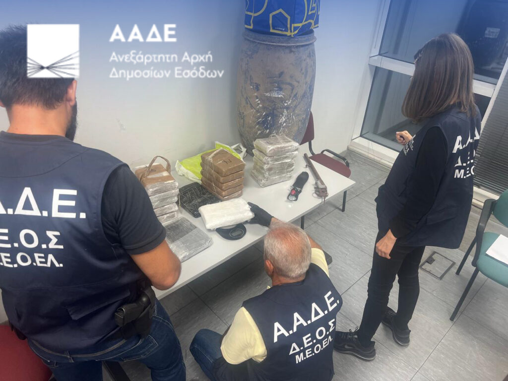 ΑΑΔΕ: Εντόπισε 26,8 κιλά κοκαΐνης κρυμμένα σε υπόγειο