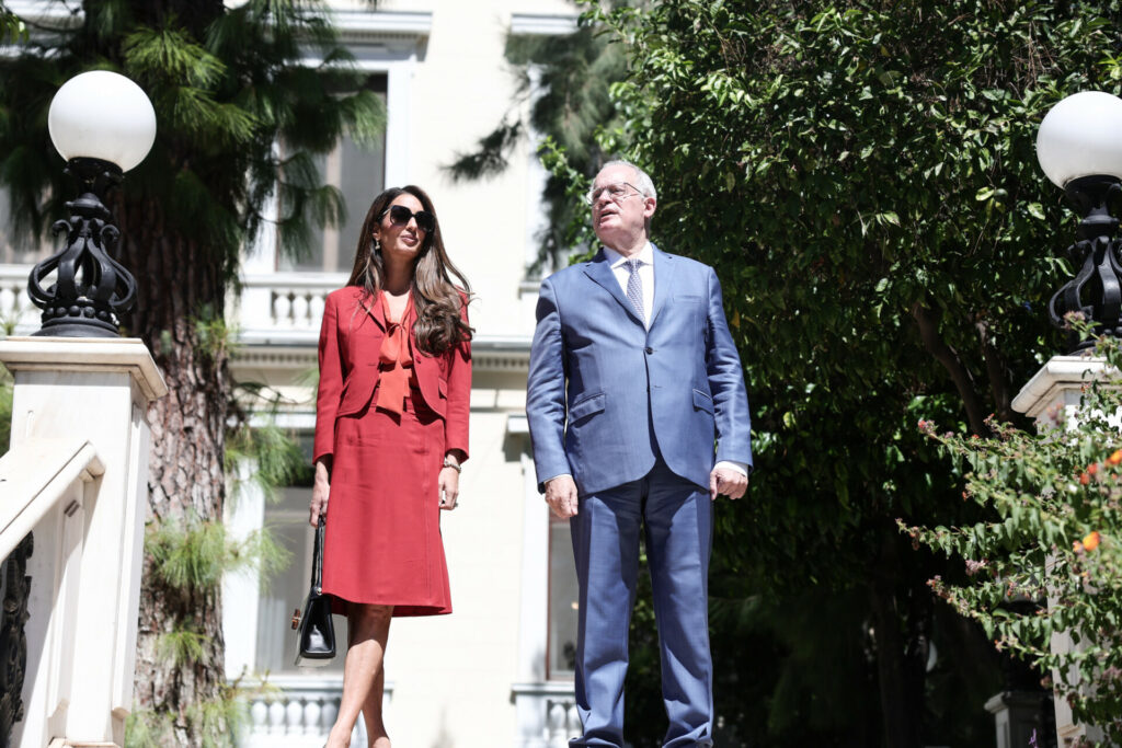 Ο Τασούλας υποδέχτηκε την Αμάλ Αλαμουντίν στο Προεδρικό, στο επίκεντρο η επιστροφή των μαρμάρων του Παρθενώνα