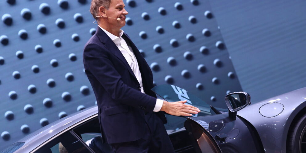 Το ατύχημα της Volkswagen με την Porsche, το ψαλίδι στα κέρδη και ο σκληρός ανταγωνισμός με την Κίνα
