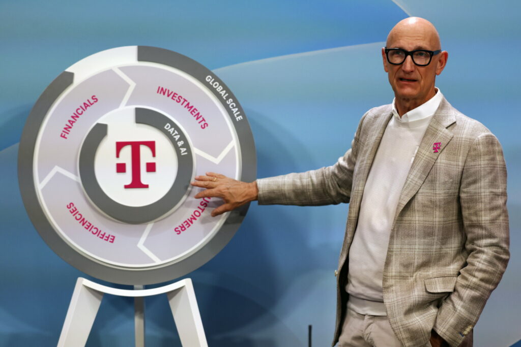 Deutsche Telekom: Ο Χέτγκες στην Αθήνα για το T-Style, το rebranding – Τετ α τετ με Μητσοτάκη