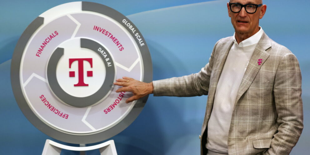Deutsche Telekom: Ο Χέτγκες στην Αθήνα για το T-Style, το rebranding – Τετ α τετ με Μητσοτάκη