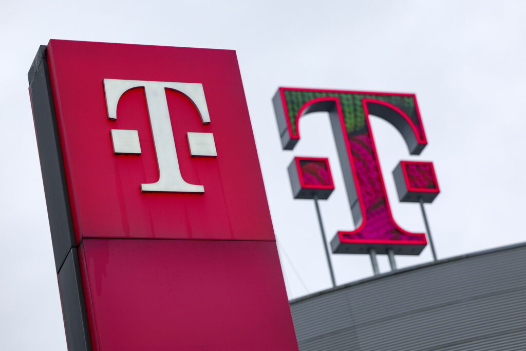Το fund Elliott απέκτησε μερίδιο στη Deutsche Telekom και επιχειρεί να μπλοκάρει τη συγχώνευση με την T-Mobile