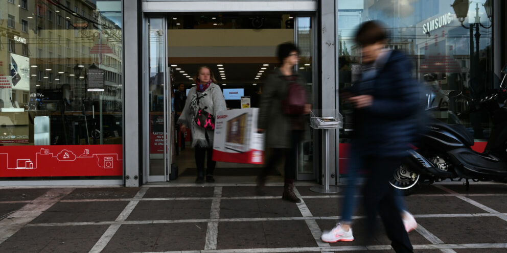 Οι λευκές συσκευές σώζουν την παρτίδα στα ηλεκτρικά, ο πόλεμος τιμών “καίει” τα περιθώρια