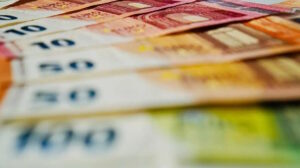 Επίδομα 400 ευρώ: Ποιοι θα το πληρωθούν μαζί με τις συντάξεις Δεκεμβρίου