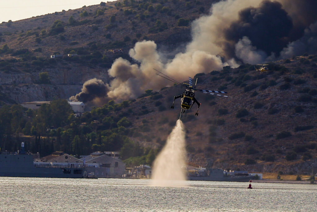 Οριοθετήθηκε η φωτιά στην περιοχή Περάνι στη Σαλαμίνα