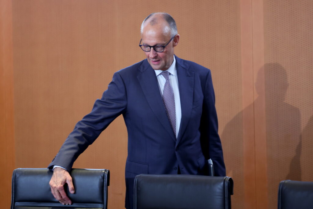 Politico: Στο χείλος του γκρεμού ο Μερτς – Ποια είναι τα 5 σενάρια