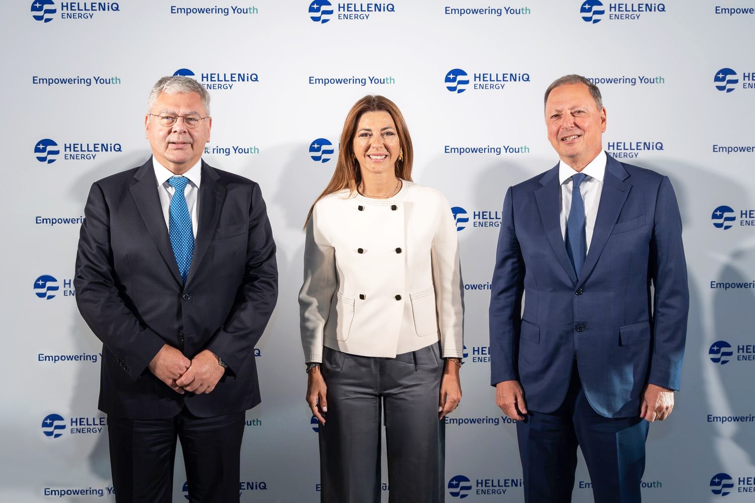 Ο Διευθύνων Σύμβουλος της HELLENiQ ENERGY κ. Ανδρέας Σιάμισιης, στο μέσον η Υπουργός Παιδείας, Θρησκευμάτων και Αθλητισμού κα Σοφία Ζαχαράκη και δεξιά ο Πρόεδρος του ΔΣ της HELLENiQ ENERGY κ. Σπήλιος Λιβανός.