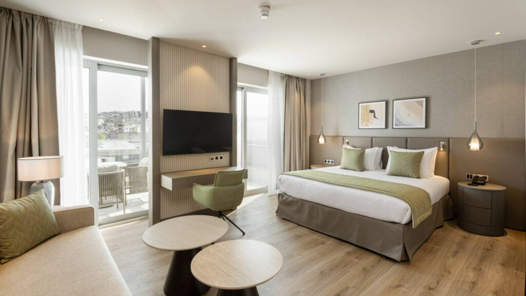 Holiday Inn Thessaloniki: Νέα φάση επενδύσεων στο ξενοδοχείο των 176 δωματίων – Το πλάνο της οικογένειας Θωμόπουλου